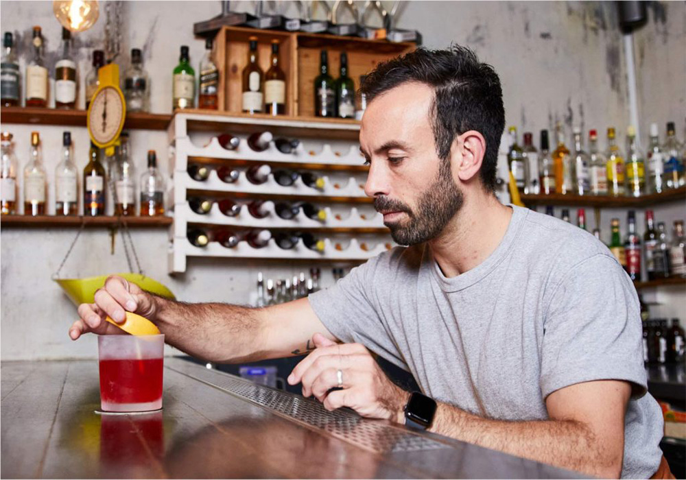 Barman die cocktail maakt